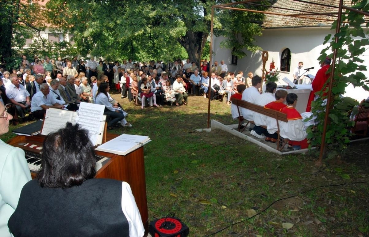 A búcsúi mise résztvevői a kápolna körül